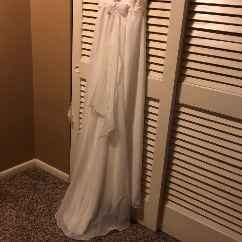 Beautiful and elegant new wedding dress ivory.